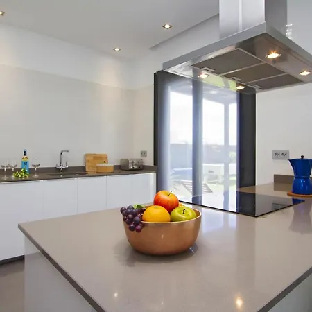 Luxury Mojones Short Walk To Old Town Private Heated Pool