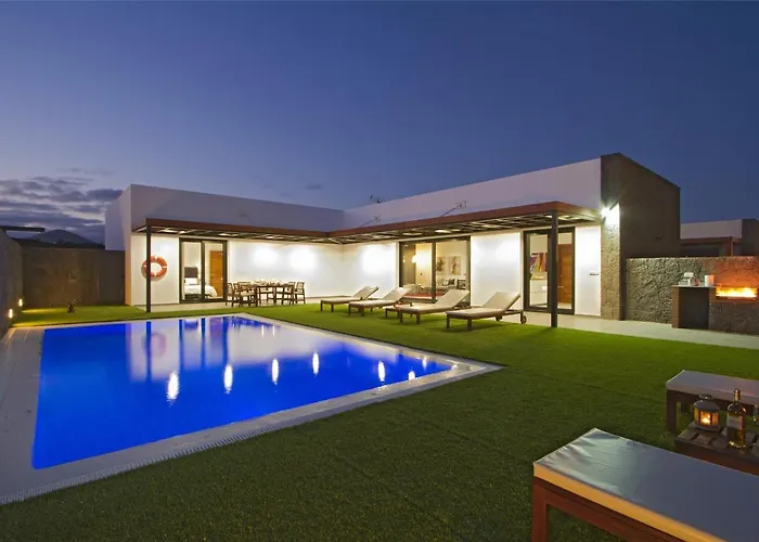 Luxury Mojones Short Walk To Old Town Private Heated Pool Villa *