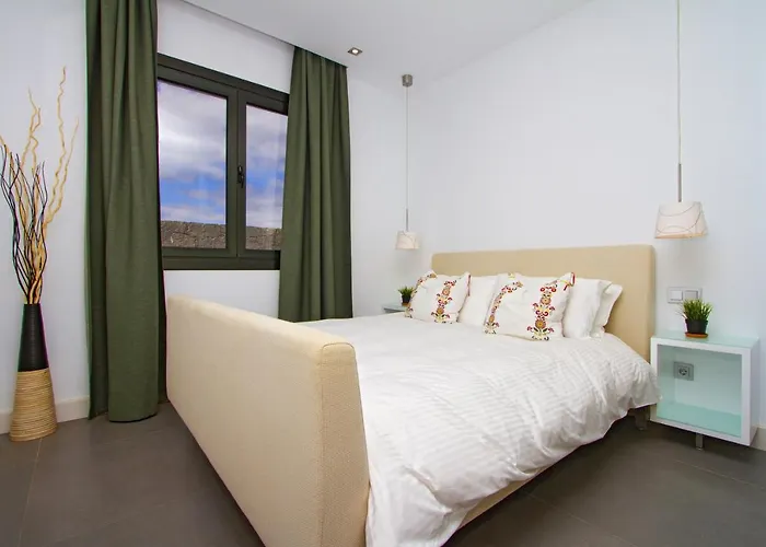 Luxury Mojones Short Walk To Old Town Private Heated Pool Villa *