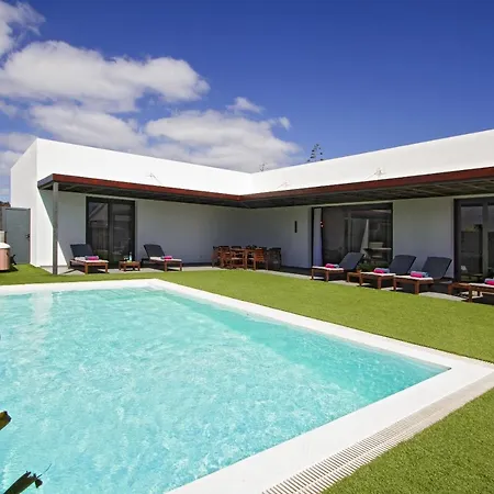 Villa Mojones: Luxury Retreat With Heated Pool Near Old Town