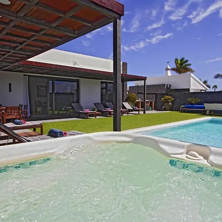 Villa Mojones: Luxury Retreat With Heated Pool Near Old Town Tias