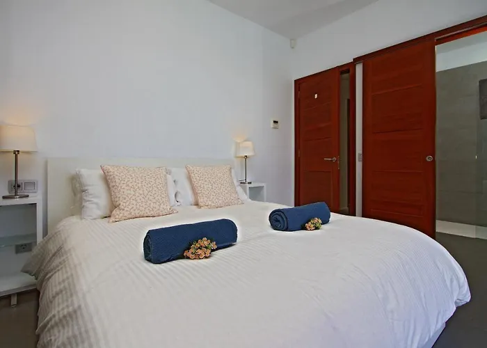 Luxury Mojones Short Walk To Old Town Private Heated Pool