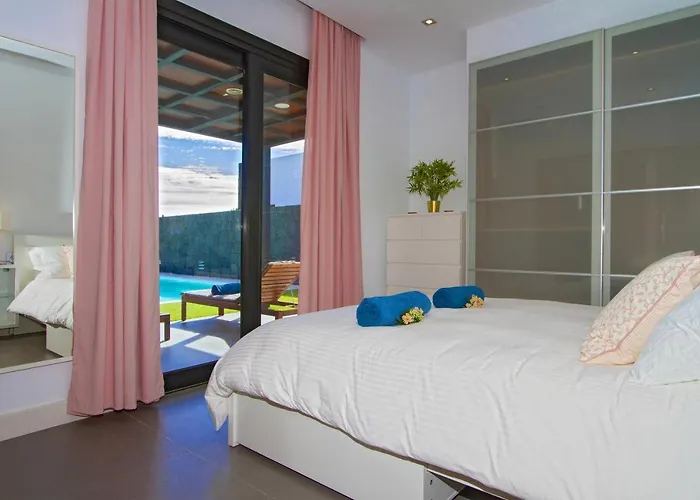 Luxury Mojones Short Walk To Old Town Private Heated Pool 蒂亚斯